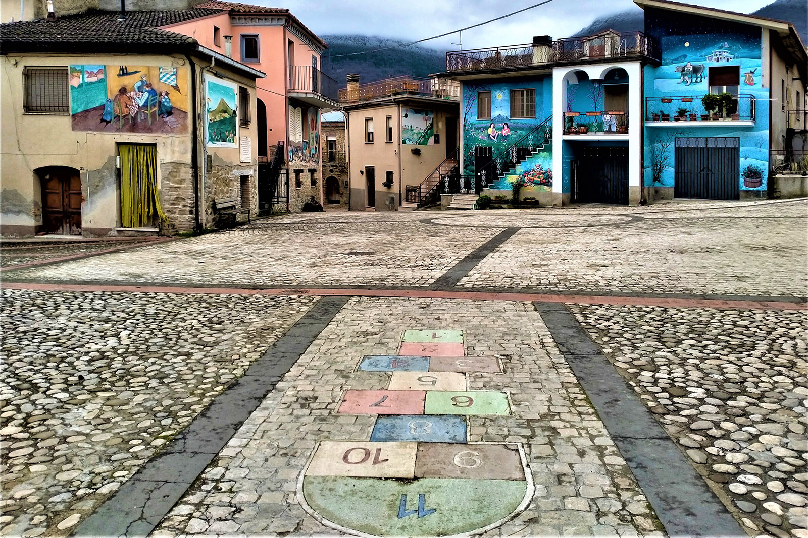 Azzinano - Il borgo dei murales dei giochi di una volta