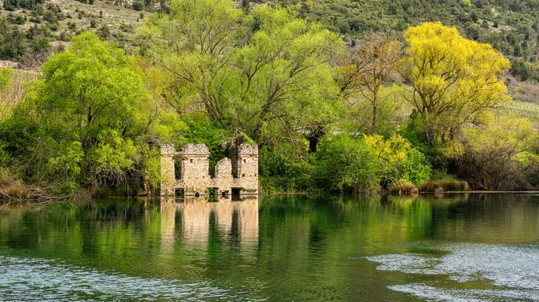 Capodacqua, il lago abruzzese dove si nasconde una piccola Atlantide