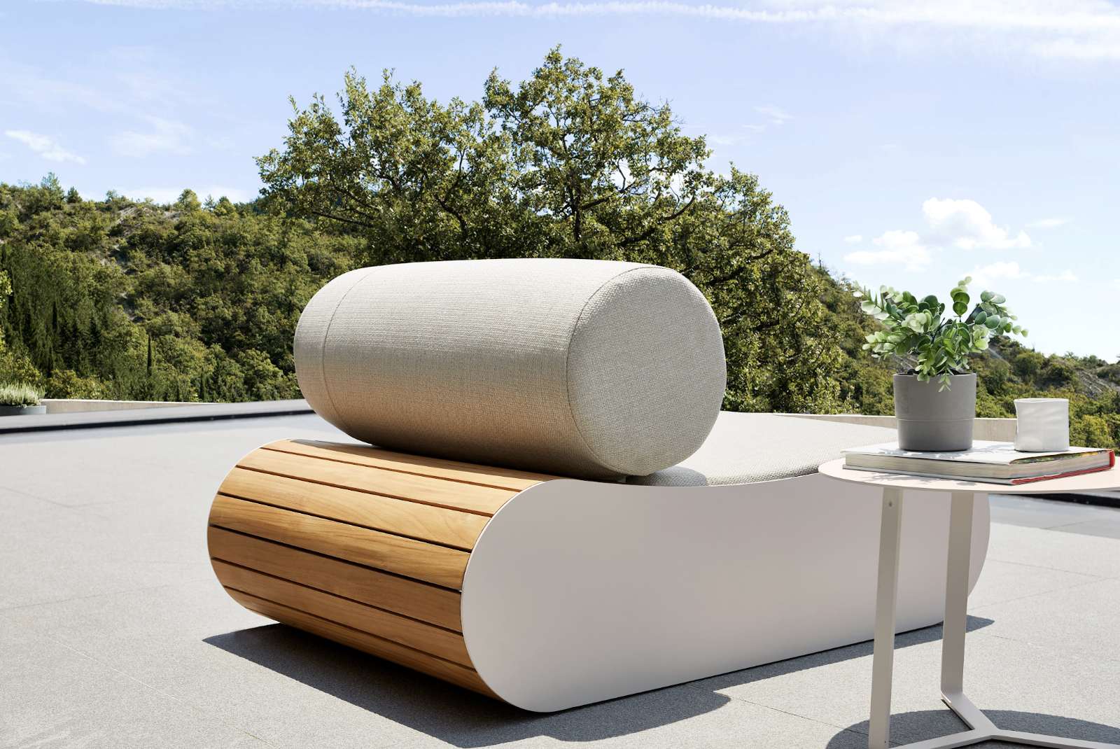Sillón Titan Individual en terraza con mesa lateral, vista tres cuartos