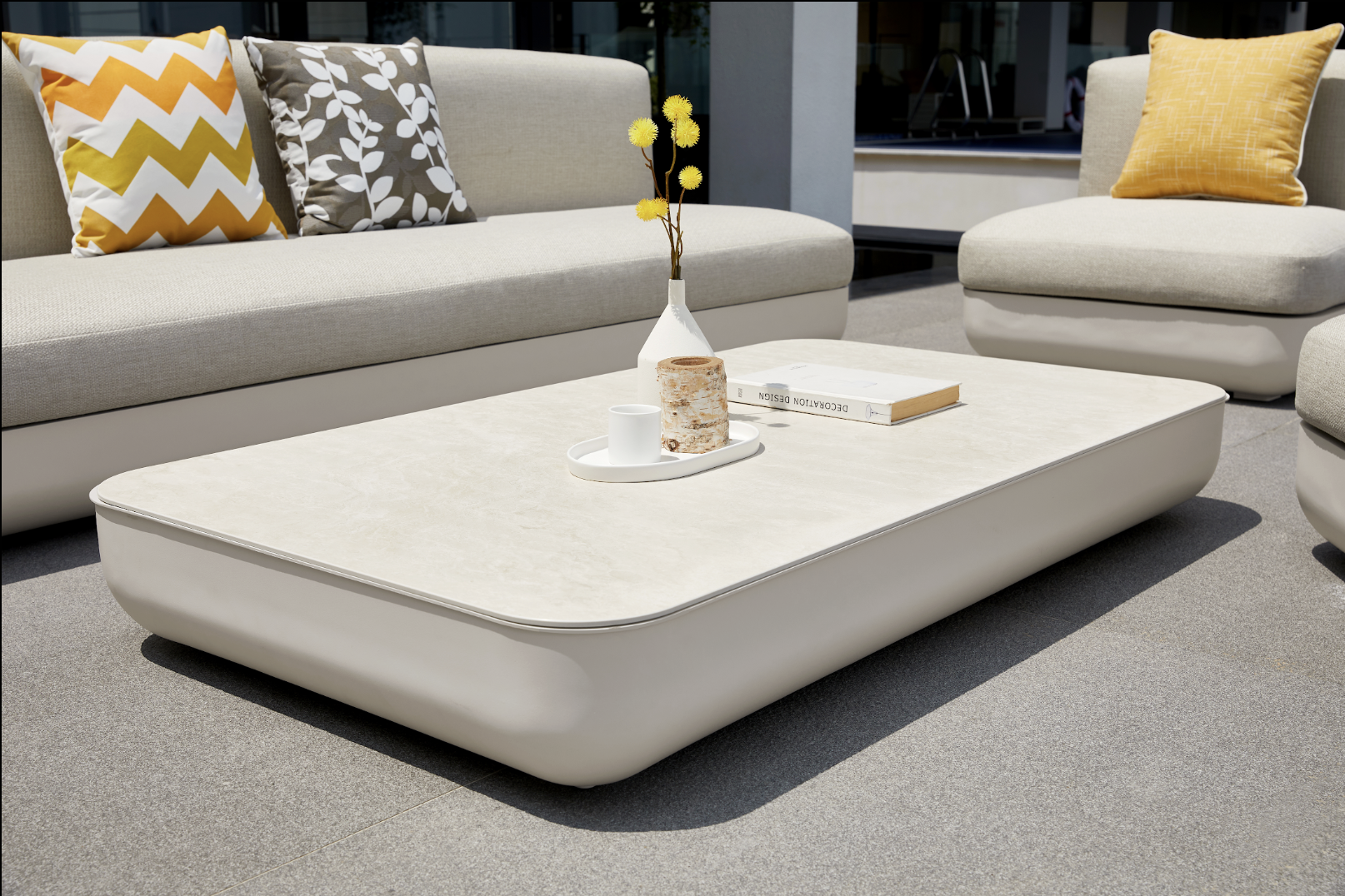Mesa de centro Apple con superficie de piedra sinterizada en terraza