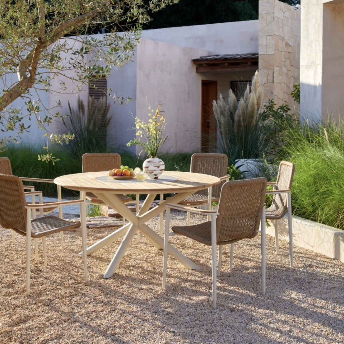 Mesa de Comedor Loop en jardín con sillas