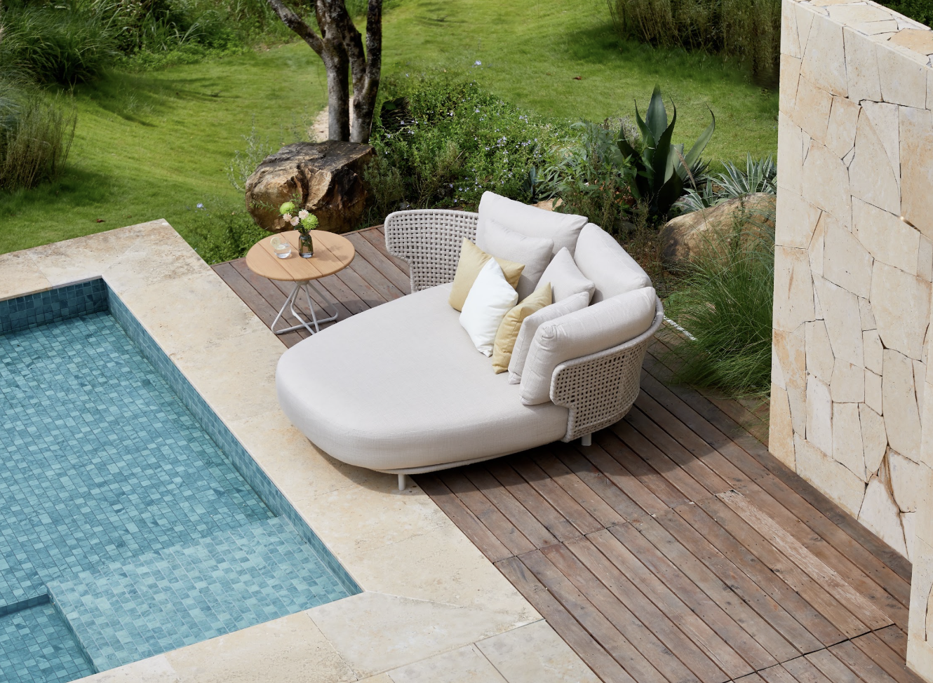 Daybed Alma en acabado Beige junto a alberca, vista desde arriba