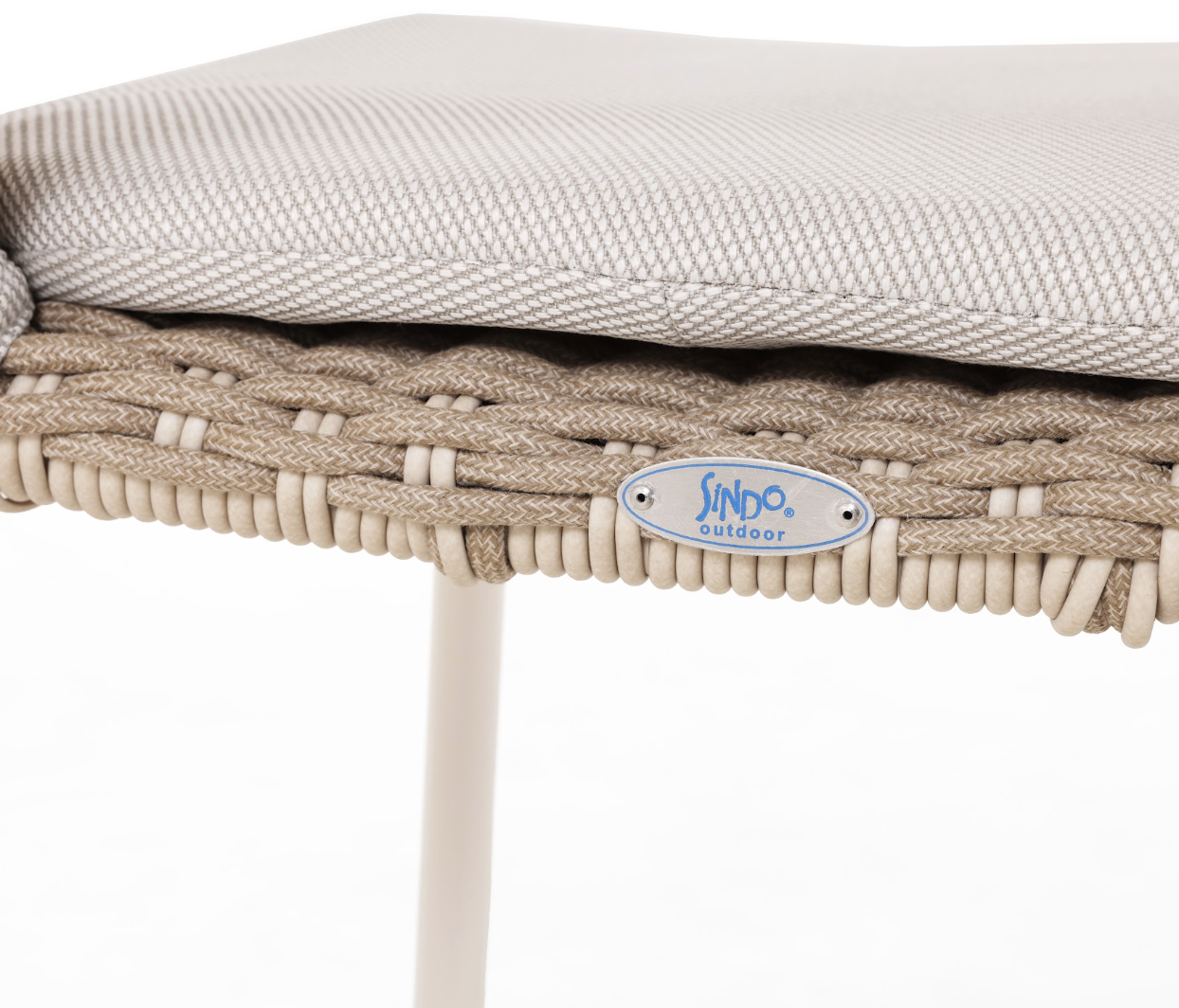 Silla Holly en acabado Beige — detalle del asiento y placa Sindo Outdoor