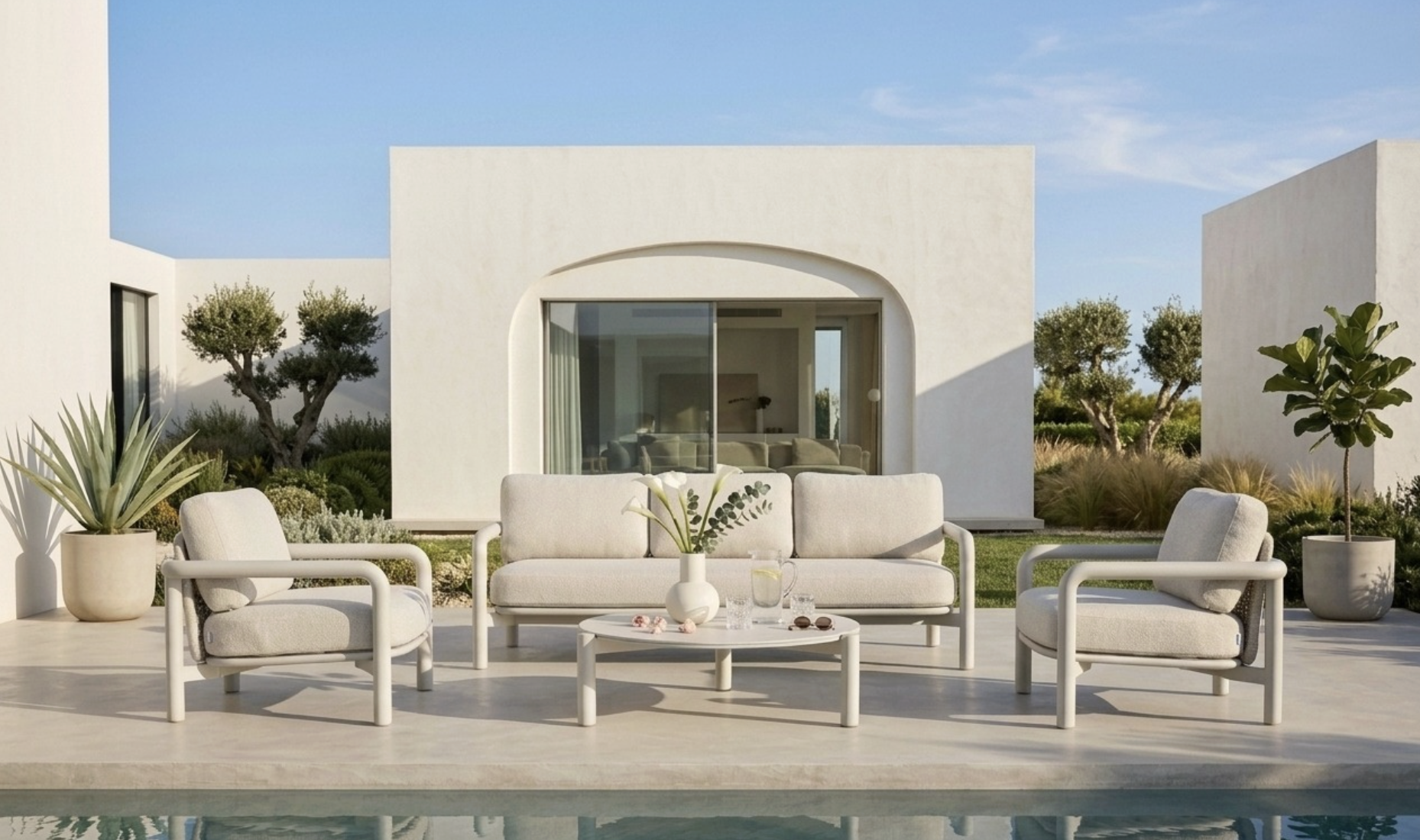 Colección Arco en patio junto a alberca con villa al fondo