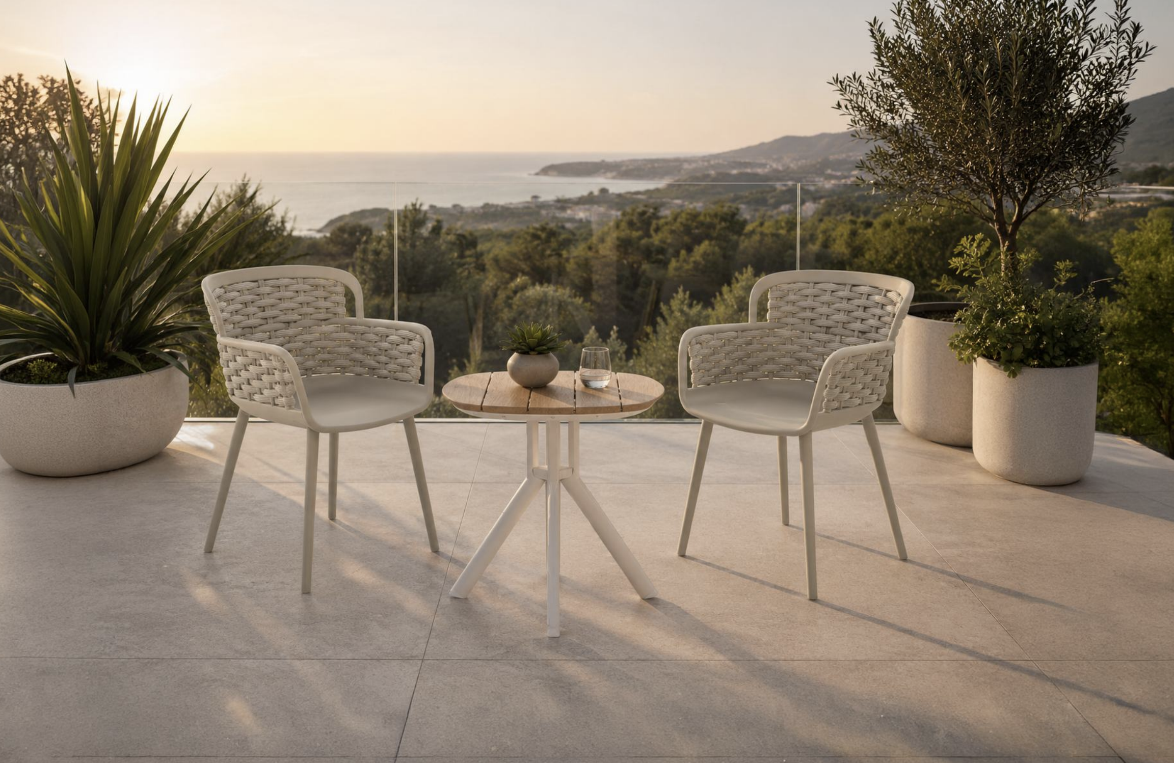 Sillas EVA en acabado Beige alrededor de una mesa circular en terraza al atardecer con vista a la costa