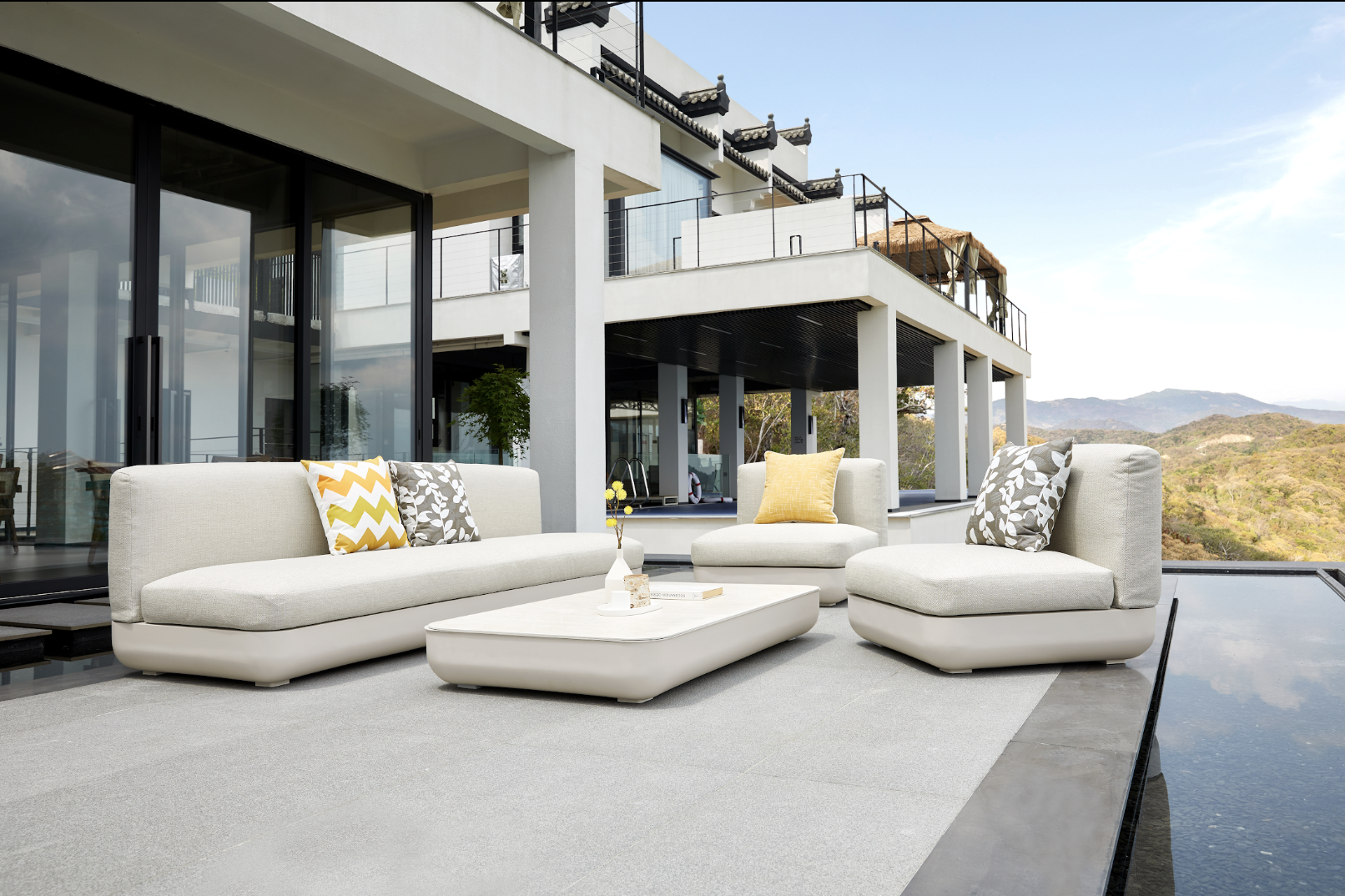 Colección Apple con sofá, sillones y mesa de centro en terraza