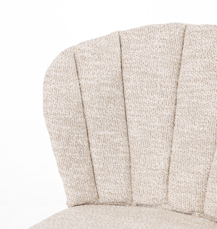 Silla Balena en acabado Beige — detalle del respaldo interior acanalado