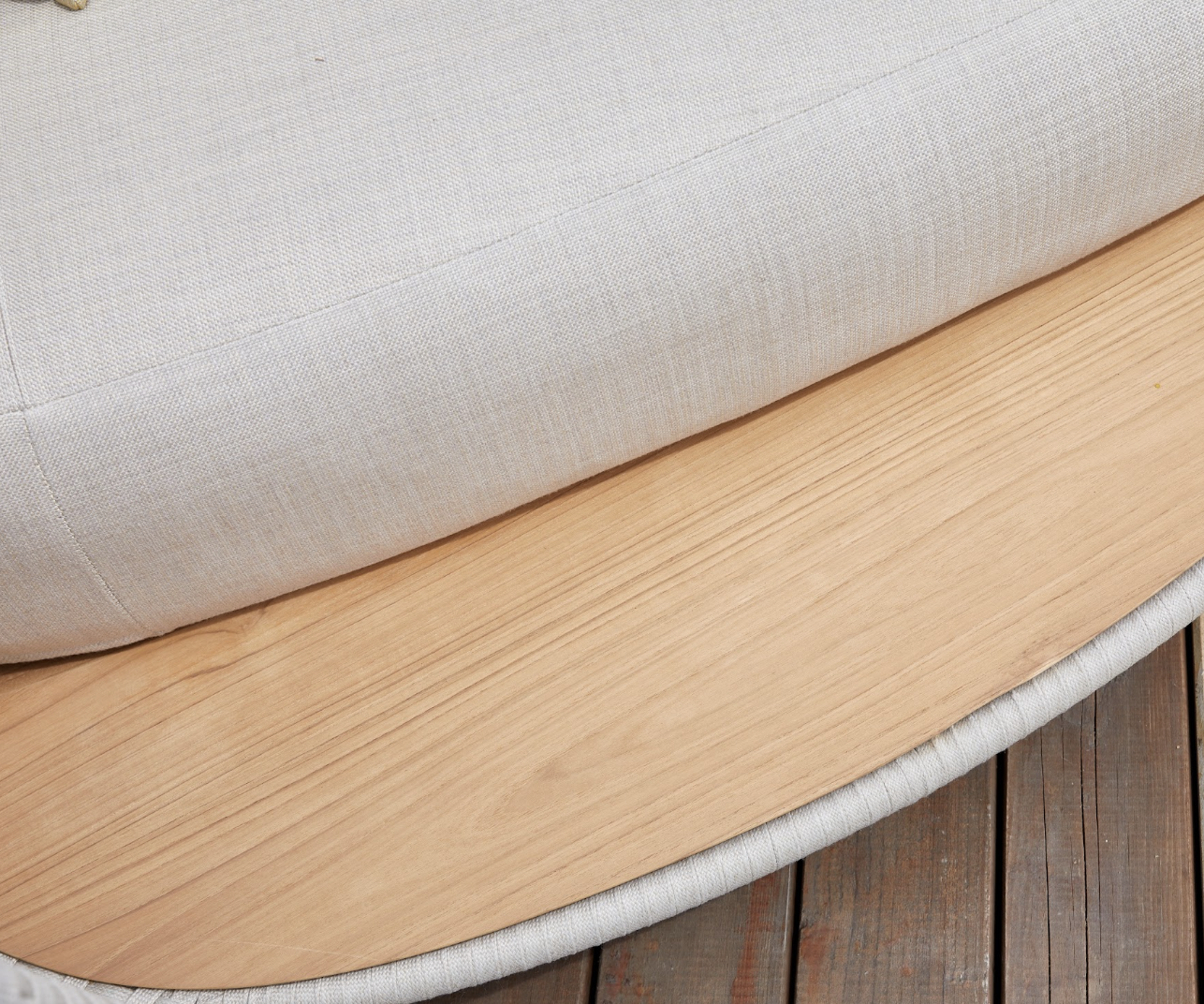 Detalle del cojín y la superficie de teca del Daybed Alma en acabado Beige