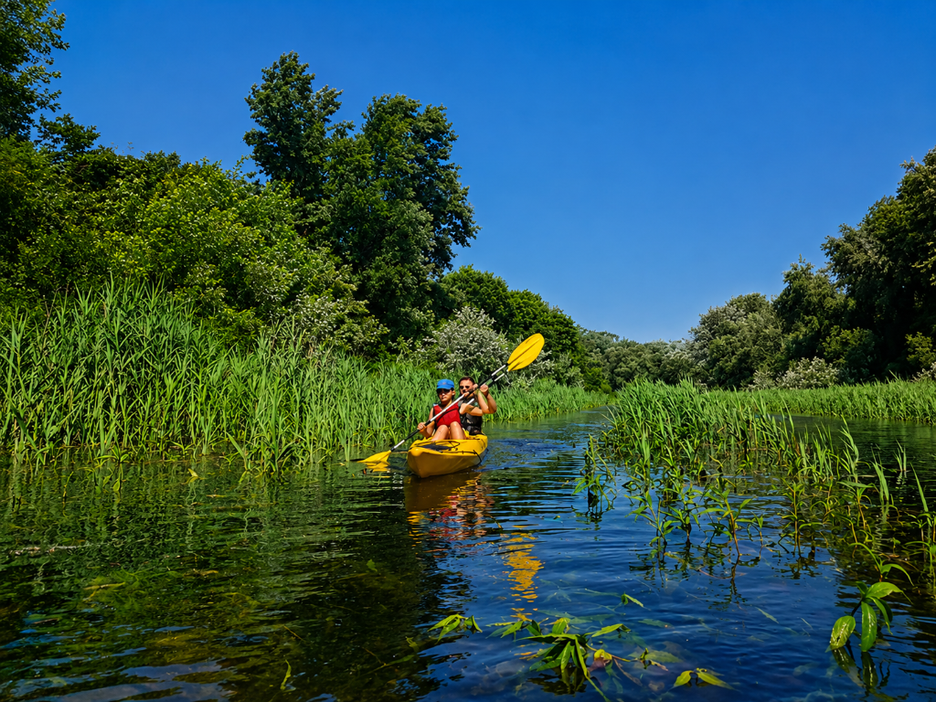 Kayaking around Veliko Ratno Ostrvo island