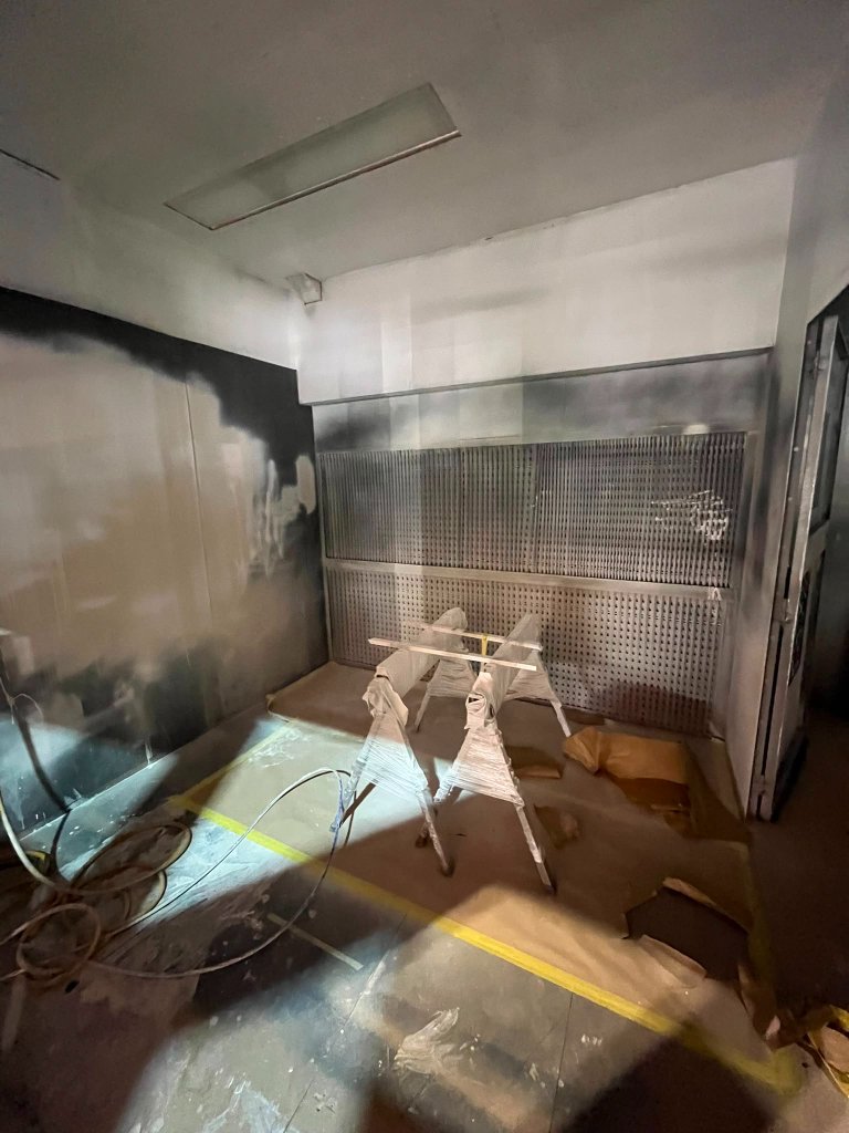Dedicated spray booth with extraction filtration