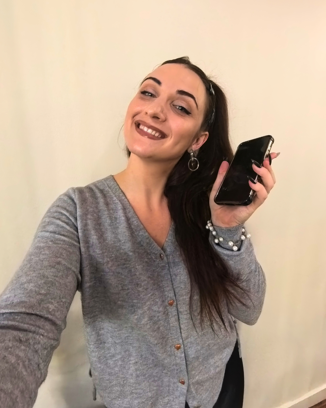 Nissi Elias smiling with her phone