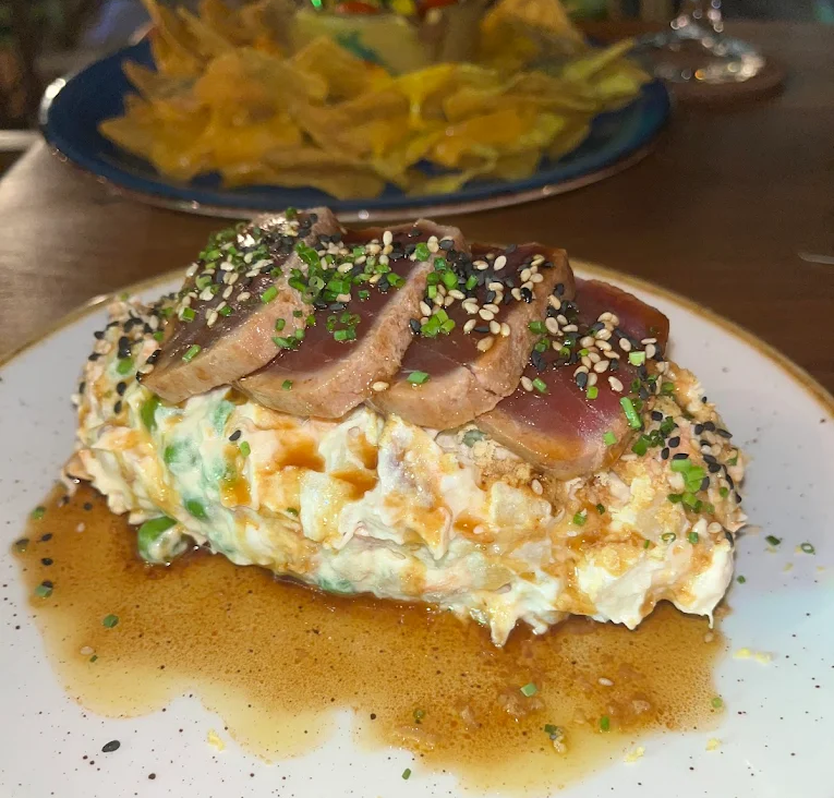Ensaladilla rusa con tataki de atún