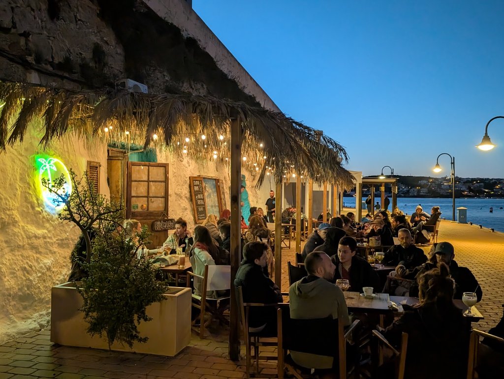 Terraza al anochecer