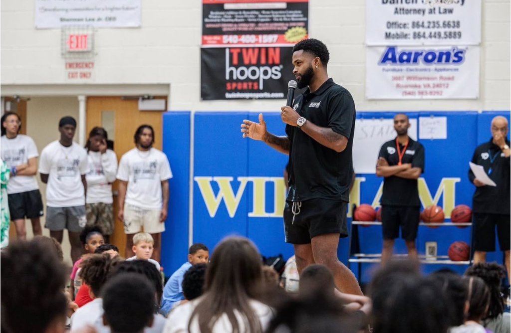 Troy Daniels mentoring basketball camp