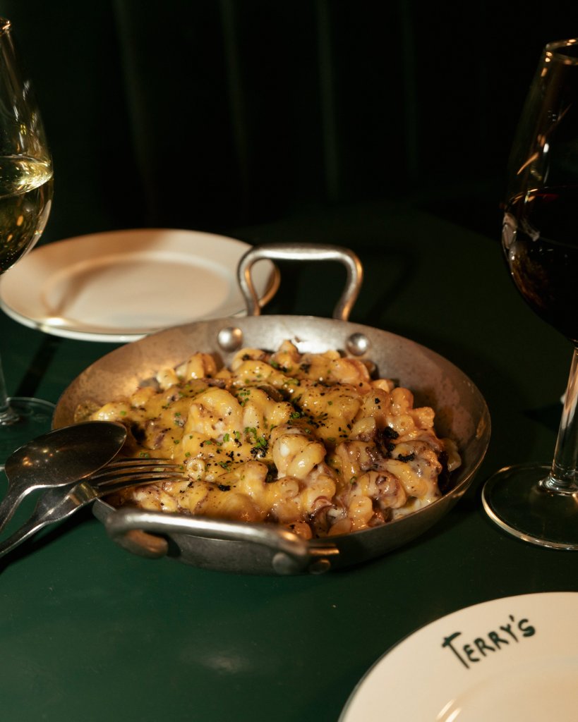 Gambas al ajillo en sartén — tapa estrella de Terry's Bar en Calle de Castelló 12, Madrid