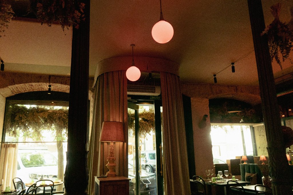 Interior acogedor de Terry's Bar en Calle de Castelló 12, barrio Salamanca, Madrid — luz cálida y decoración vintage