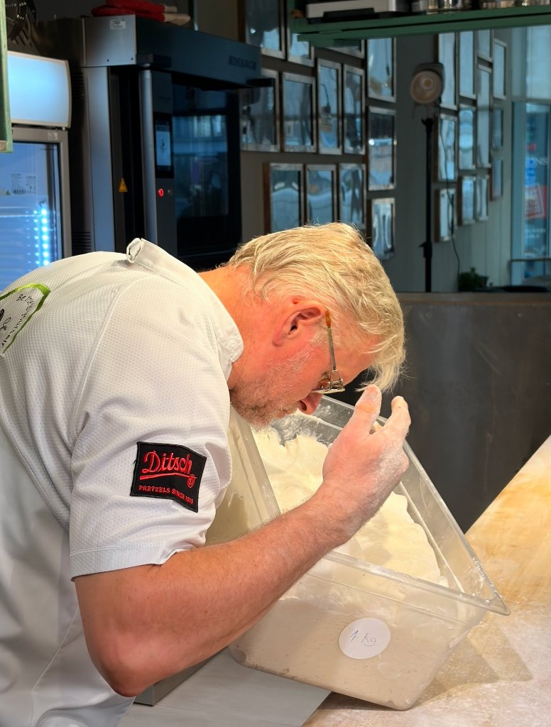 Sven riecht am Sauerteig