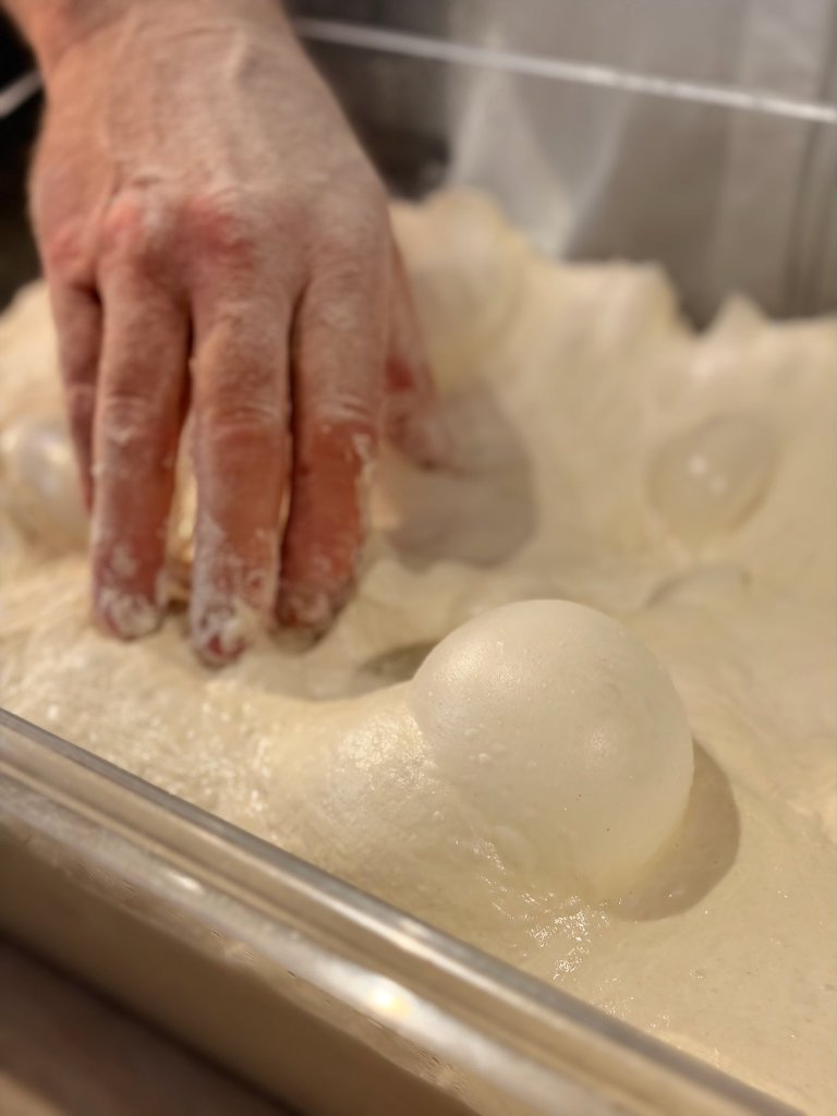 Hand im Sauerteig