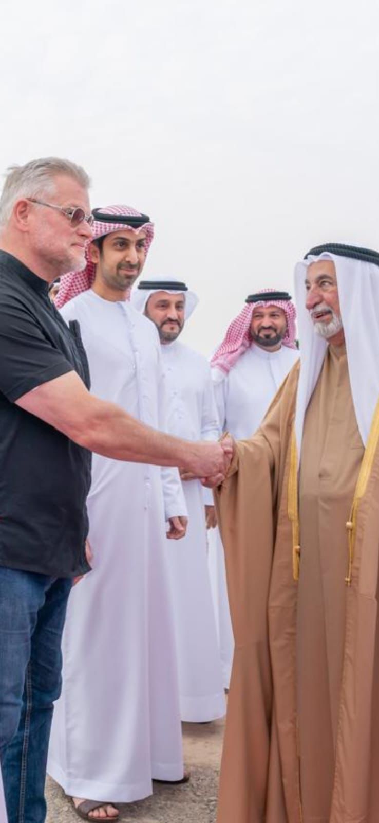 Sven Mostegl beim Handschlag in den Emiraten
