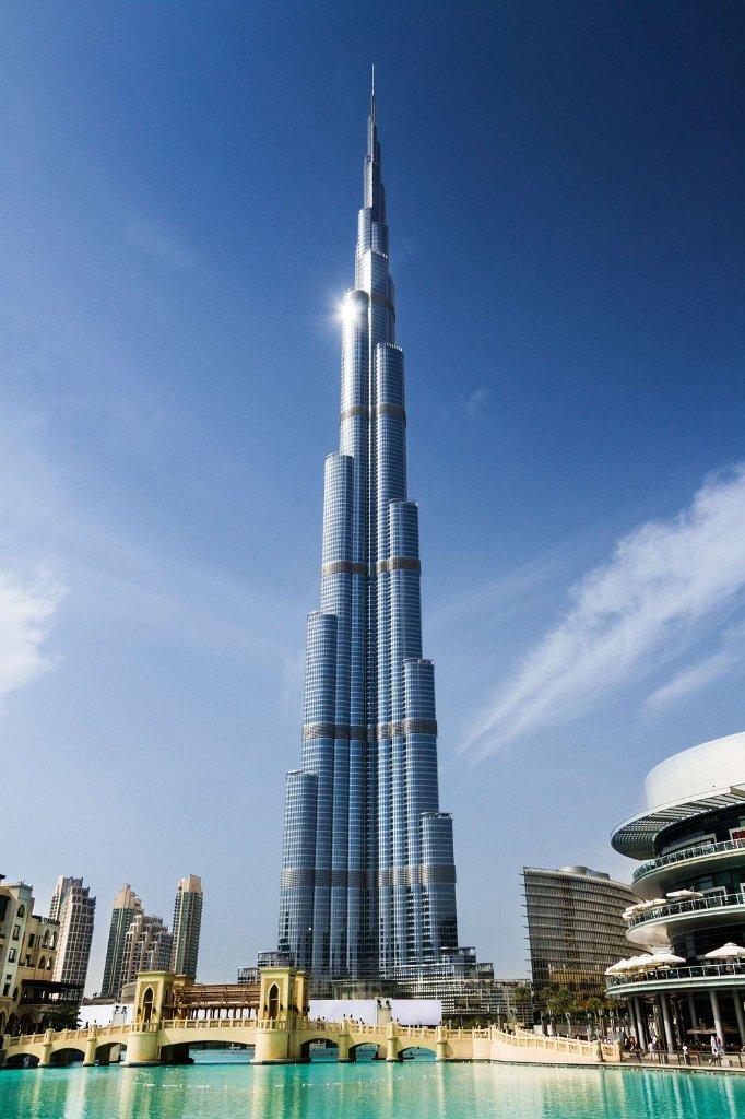 Dubai Marina Mall mit Palmen und modernen Hochhäusern