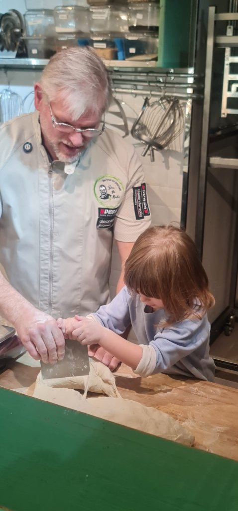 Sven mit Kind beim Backen