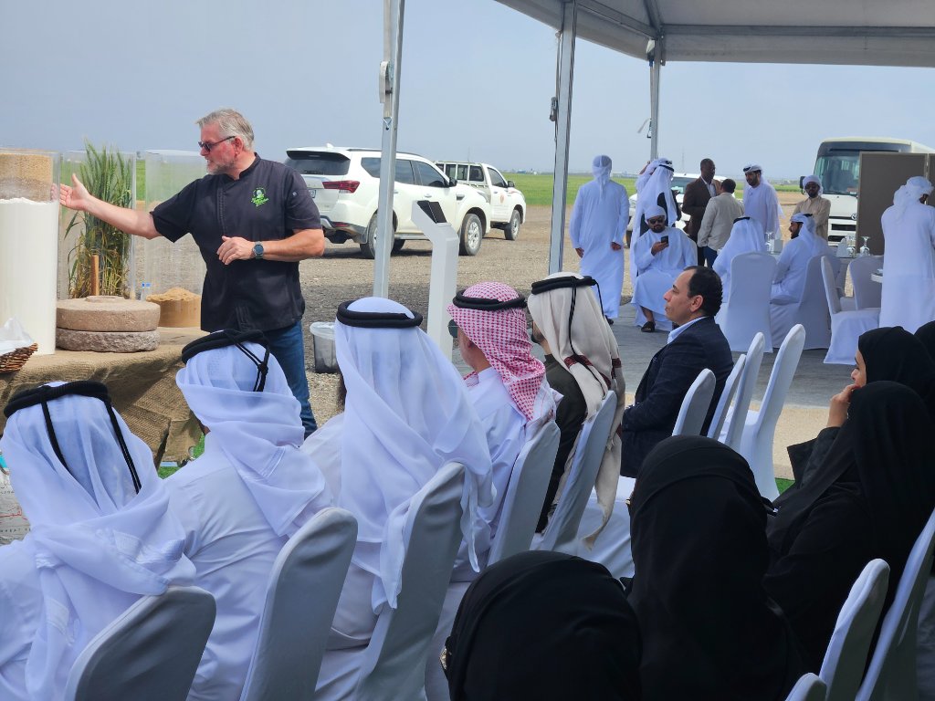 Sven spricht vor arabischem Publikum
