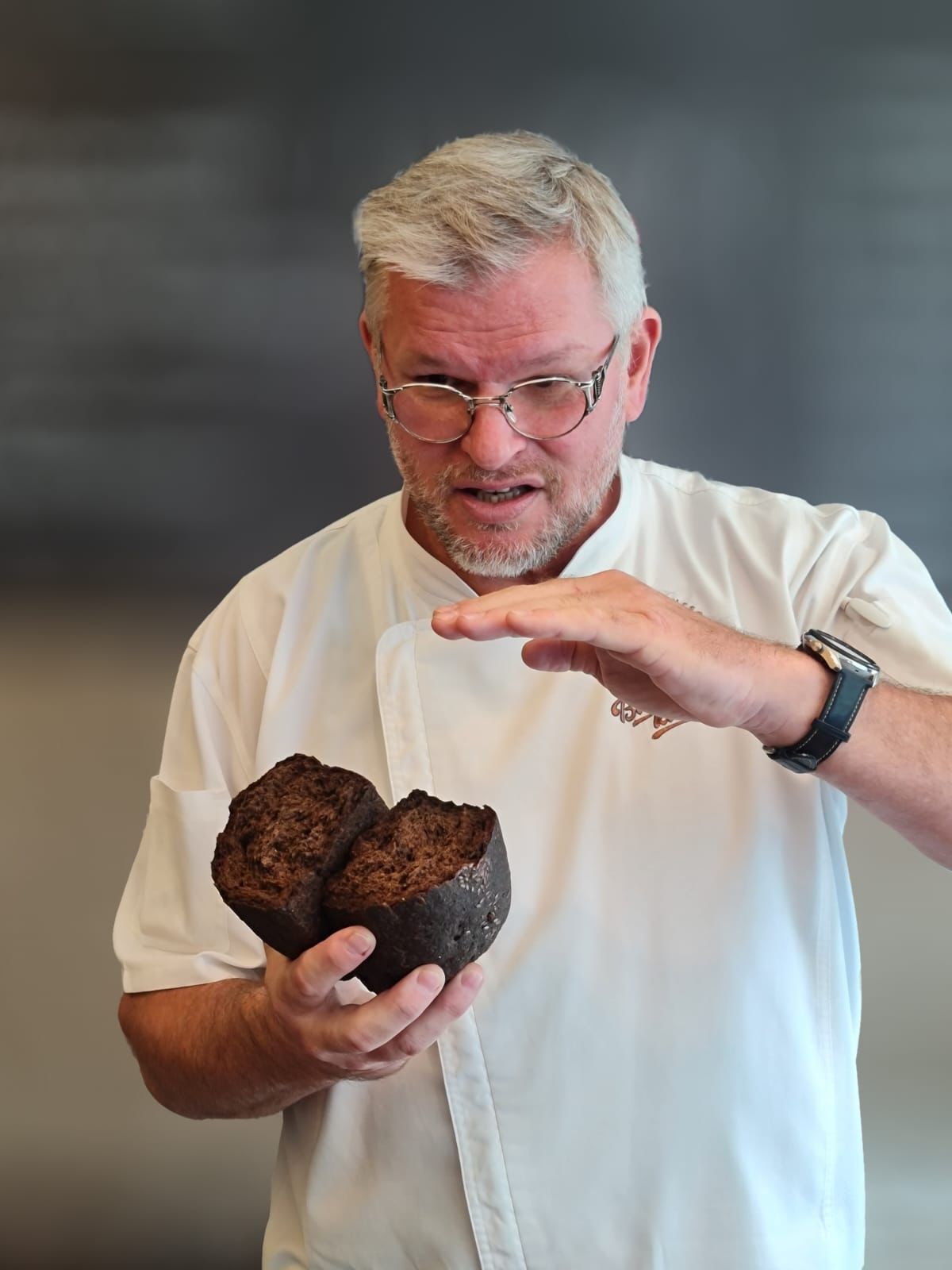 Vollkornbrot in der Hand