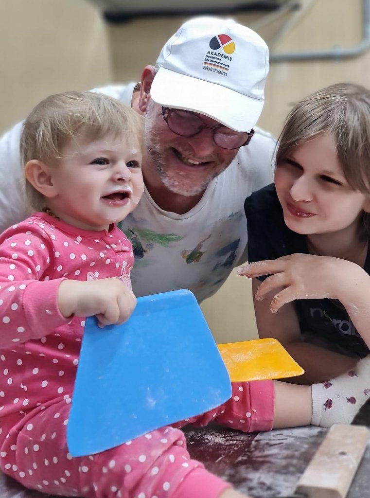Sven mit Kindern beim Backen
