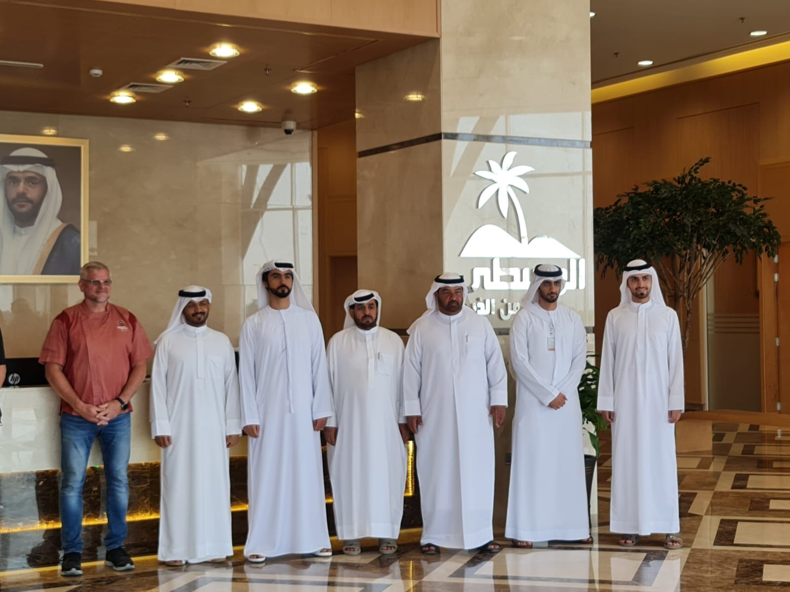 Gruppenfoto mit emiratischen Partnern
