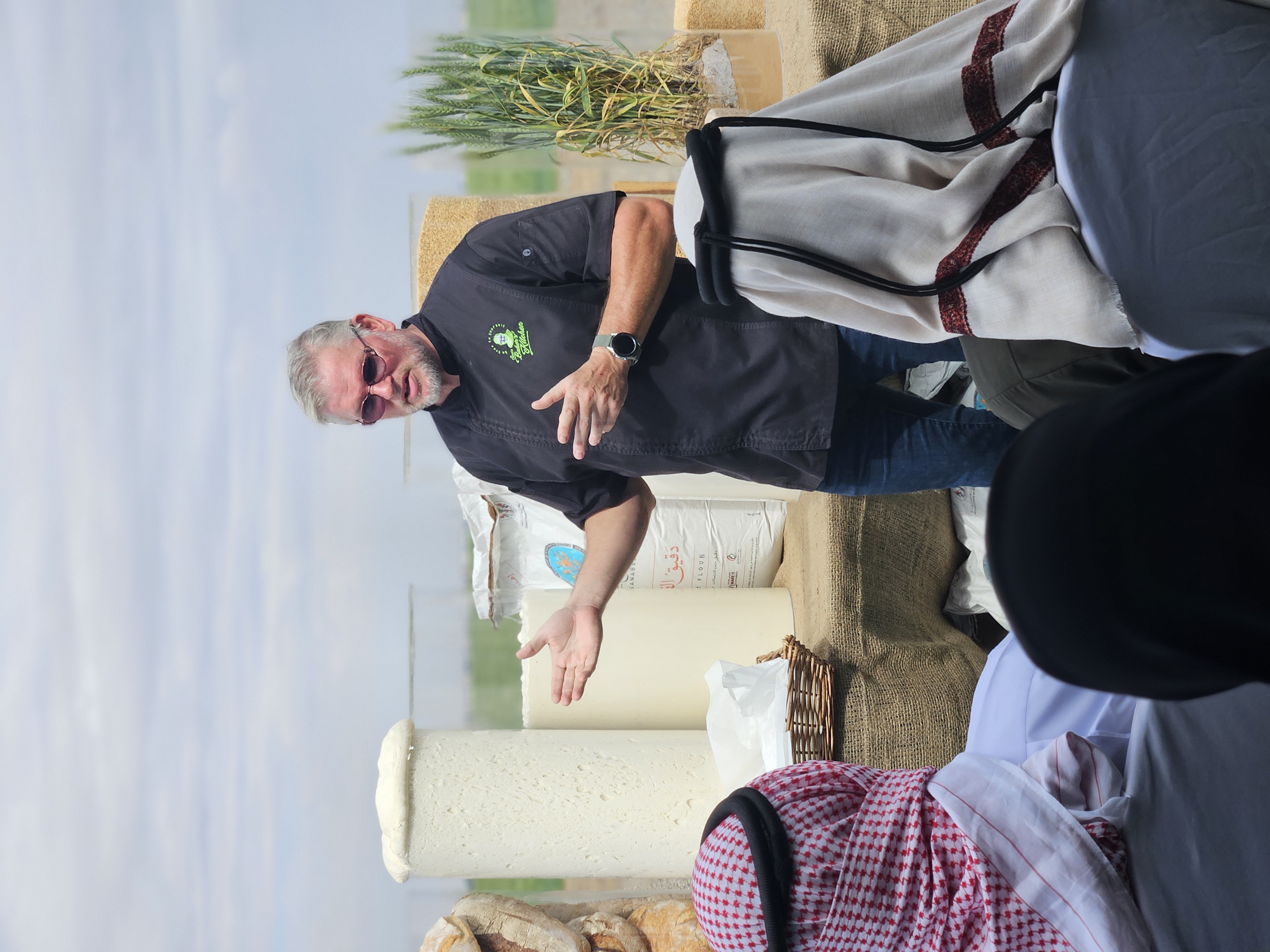 Sven Mostegl beim Vortrag vor Gästen aus Sharjah
