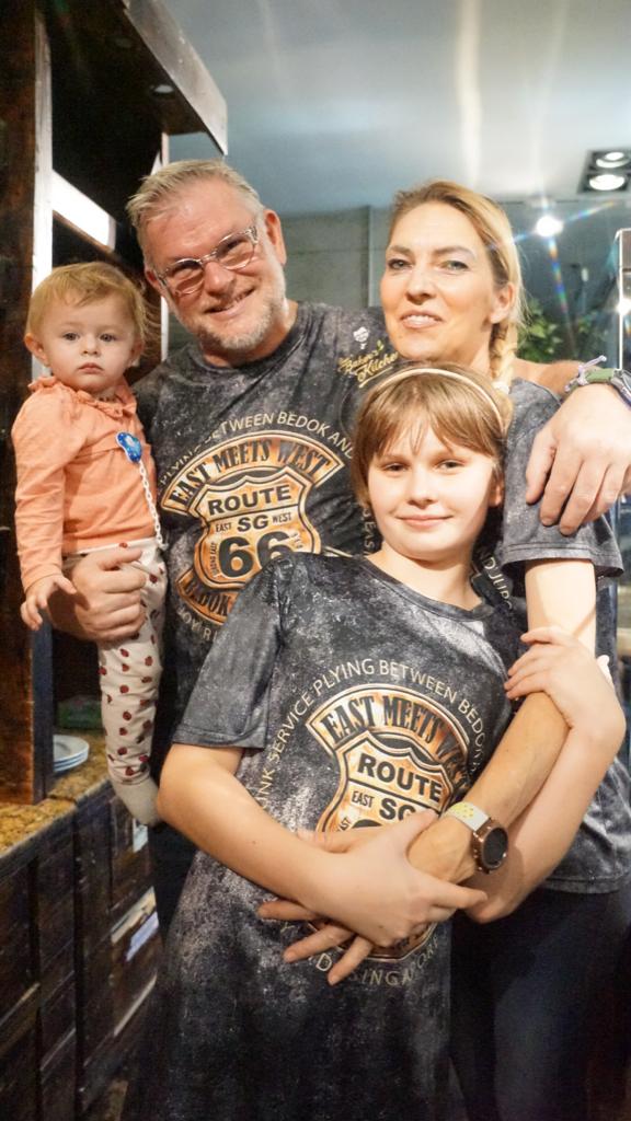 Familie bei den Kamelen