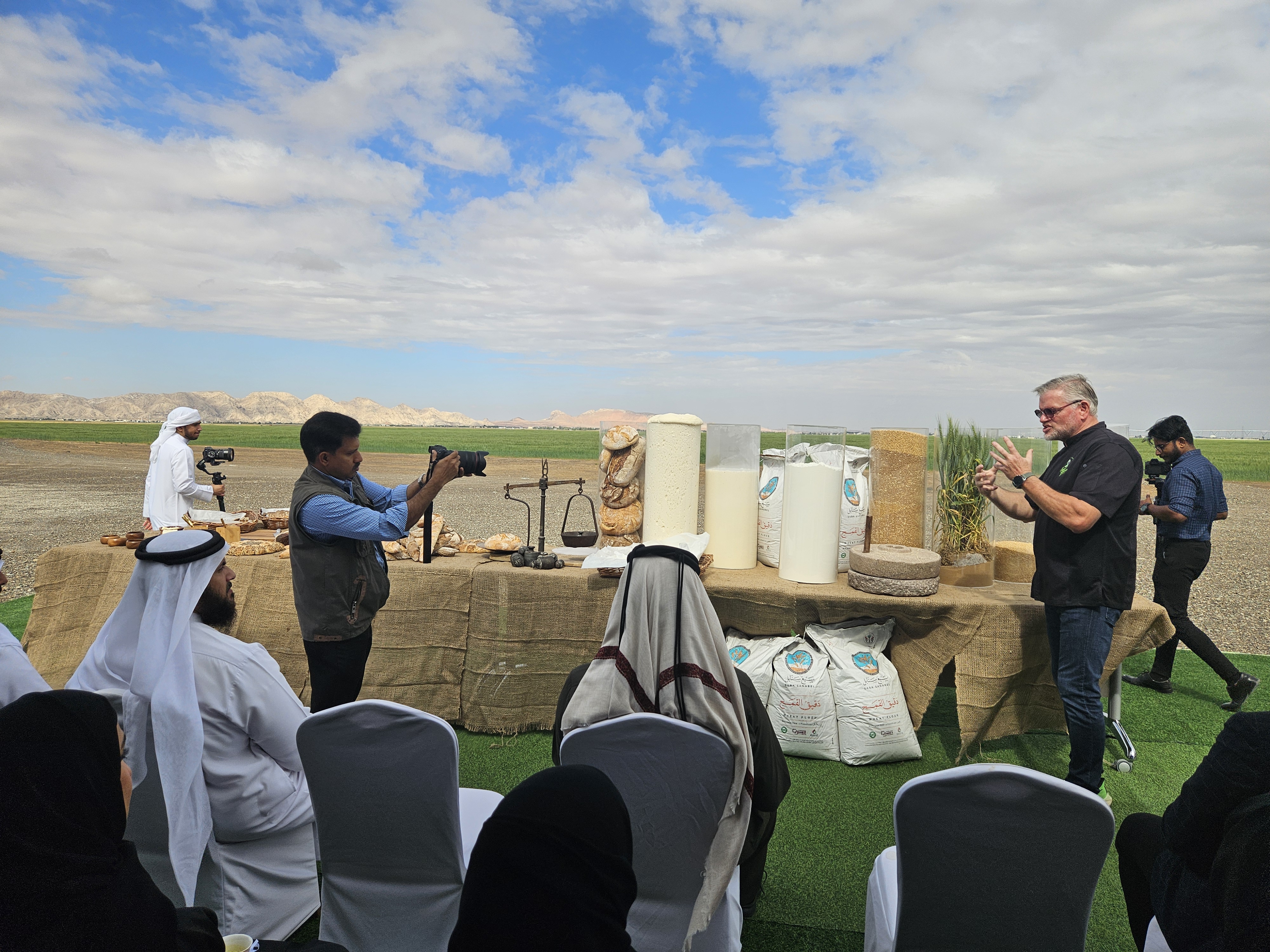 Vortrag im Freien, Sharjah · Foto: Familie Mostegl