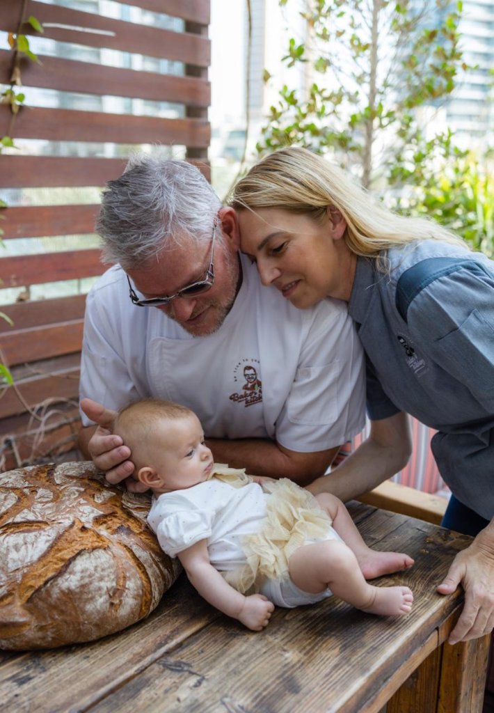 Sven und Heike mit Baby und Brot