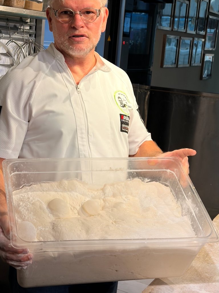 Sven hält Sauerteig Box