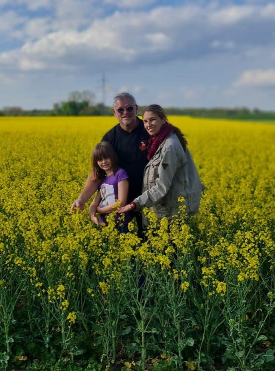 Familie im Rapsfeld