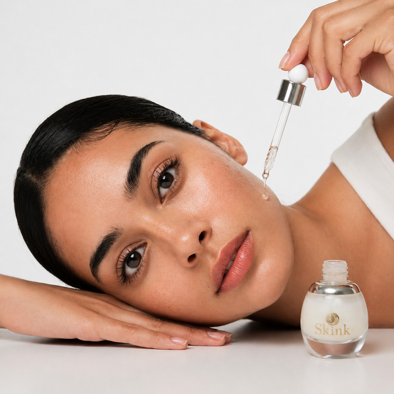 Modela apoyando la cabeza con gota de sérum