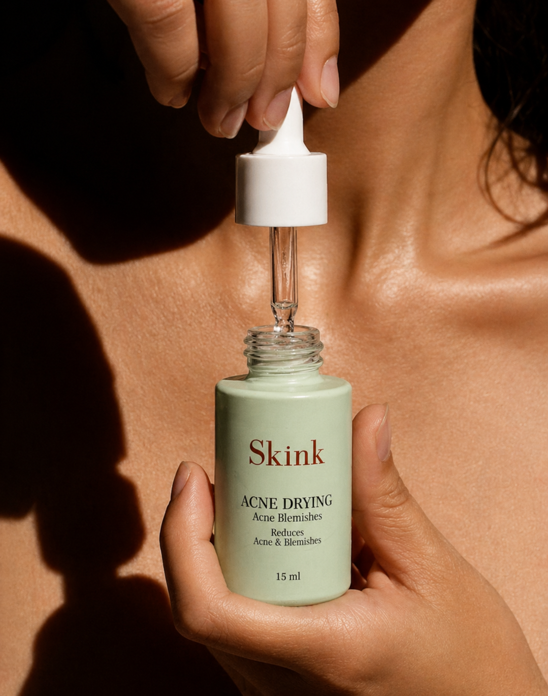 Aplicador con gota sobre frasco Acne Drying