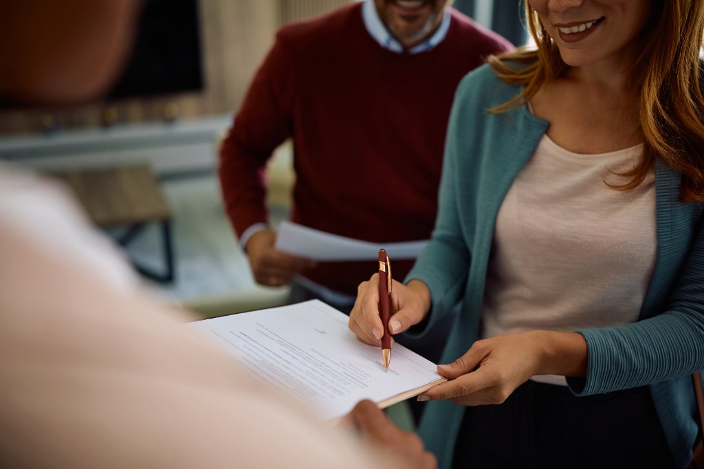 Cliente satisfeito após aprovação de financiamento imobiliário