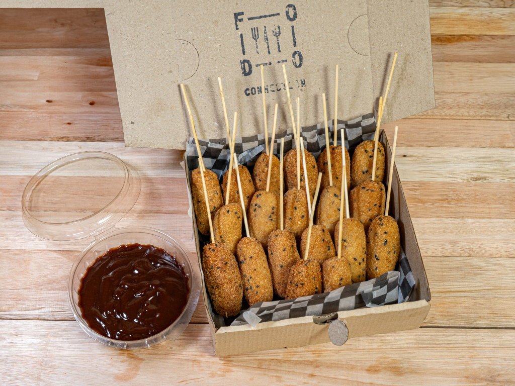 Pinchos crocantes con salsa dip