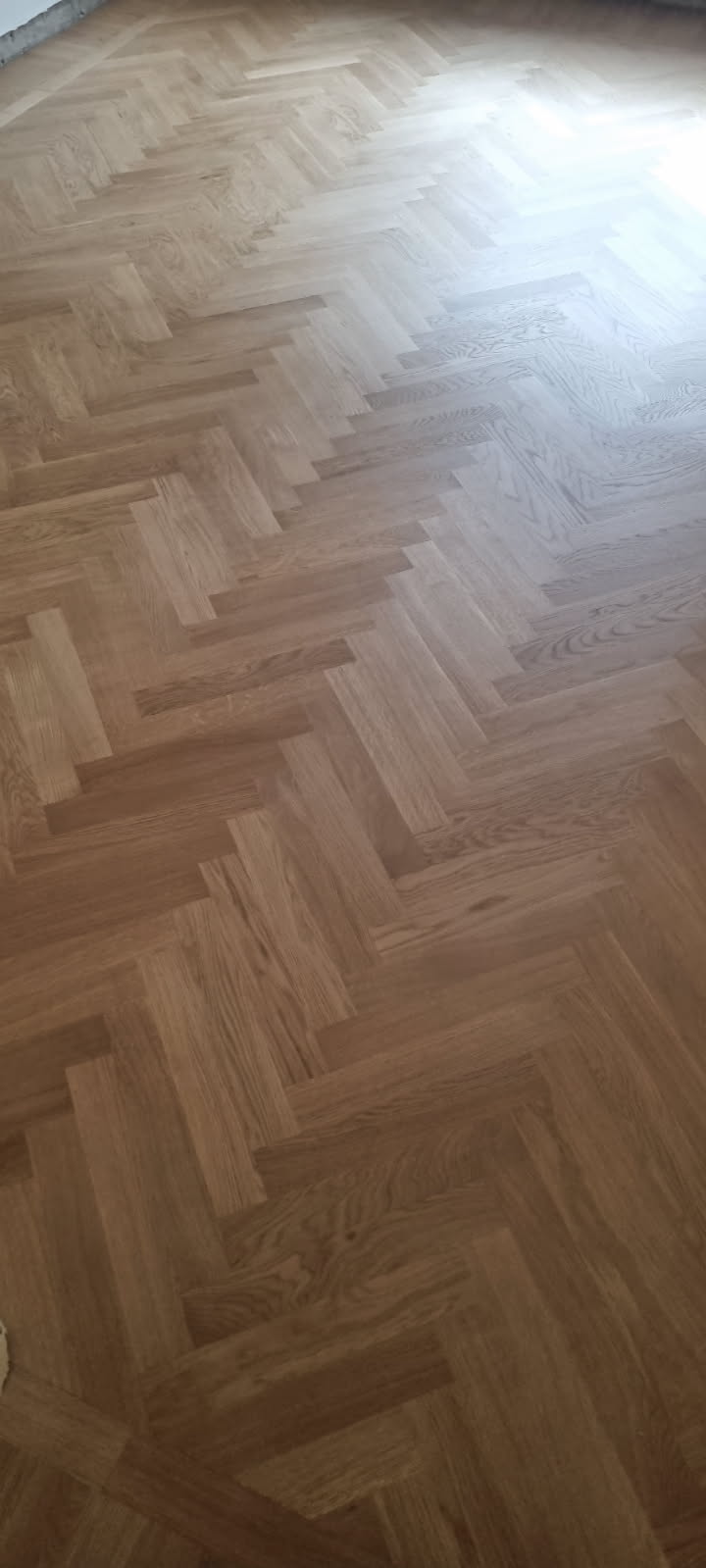 Hantverkare slipar trägolv