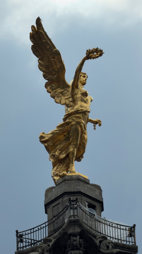 El Ángel de la Independencia en primer plano con el cielo despejado de la Ciudad de México