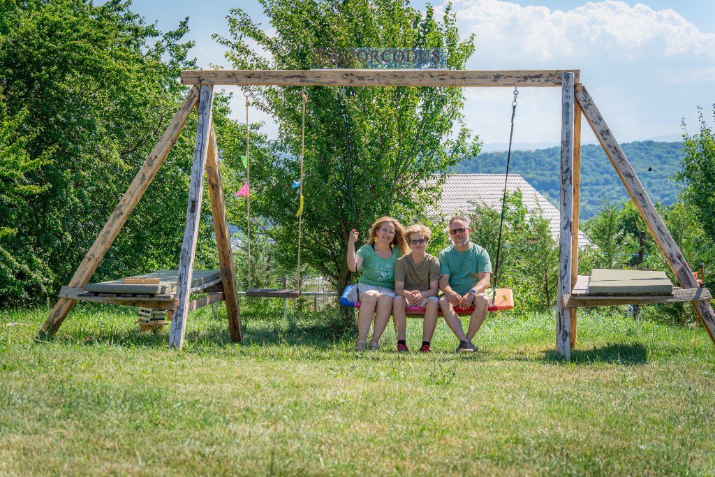 Familie pe leagăn în natură