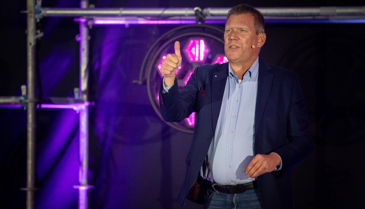 André Hennig als Keynote Speaker auf der Bühne – violettes Bühnenlicht, Skalierung & Wirkung