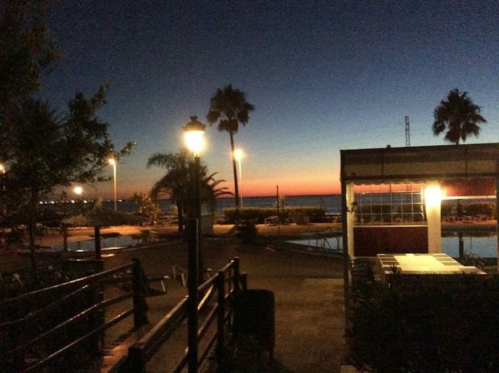 Chiringuito piscina al atardecer
