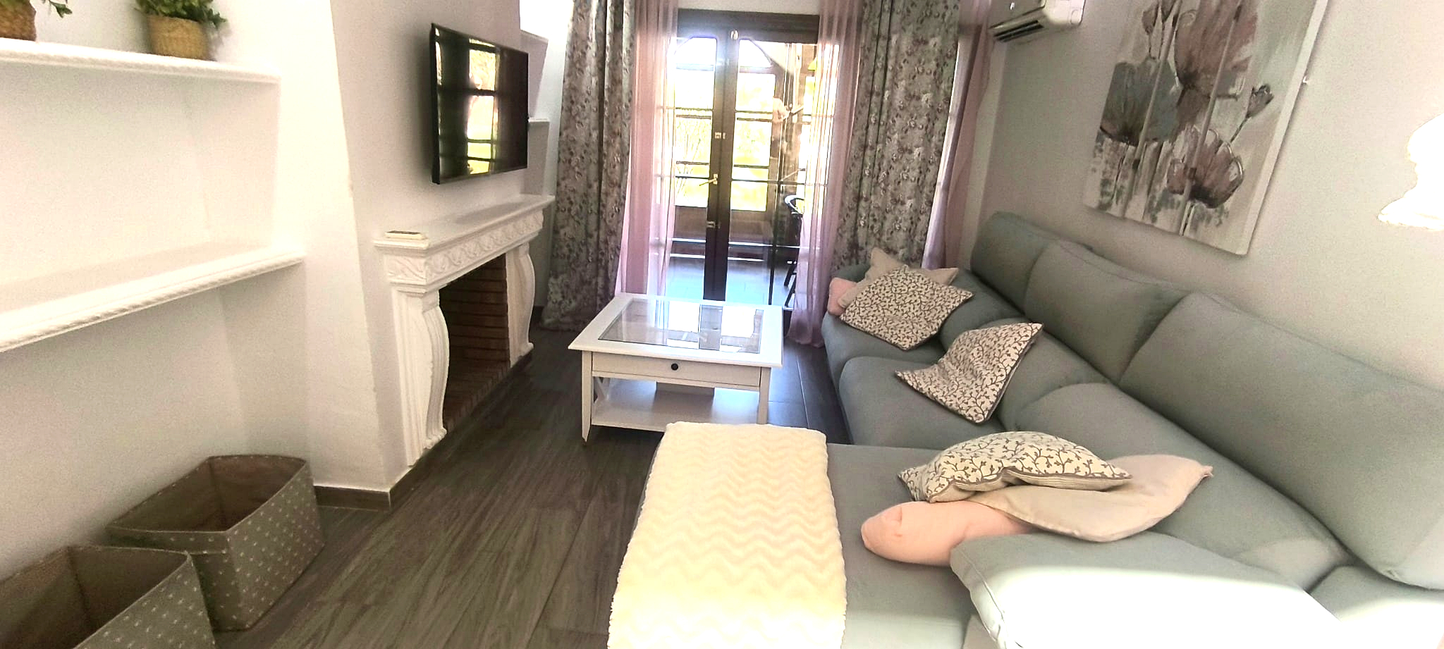 Salón del apartamento con sofá nuevo y vistas a la terraza