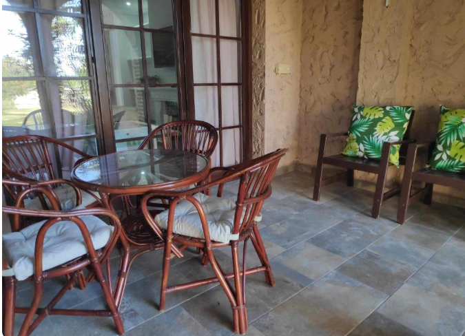 Terraza con mesa y sillas