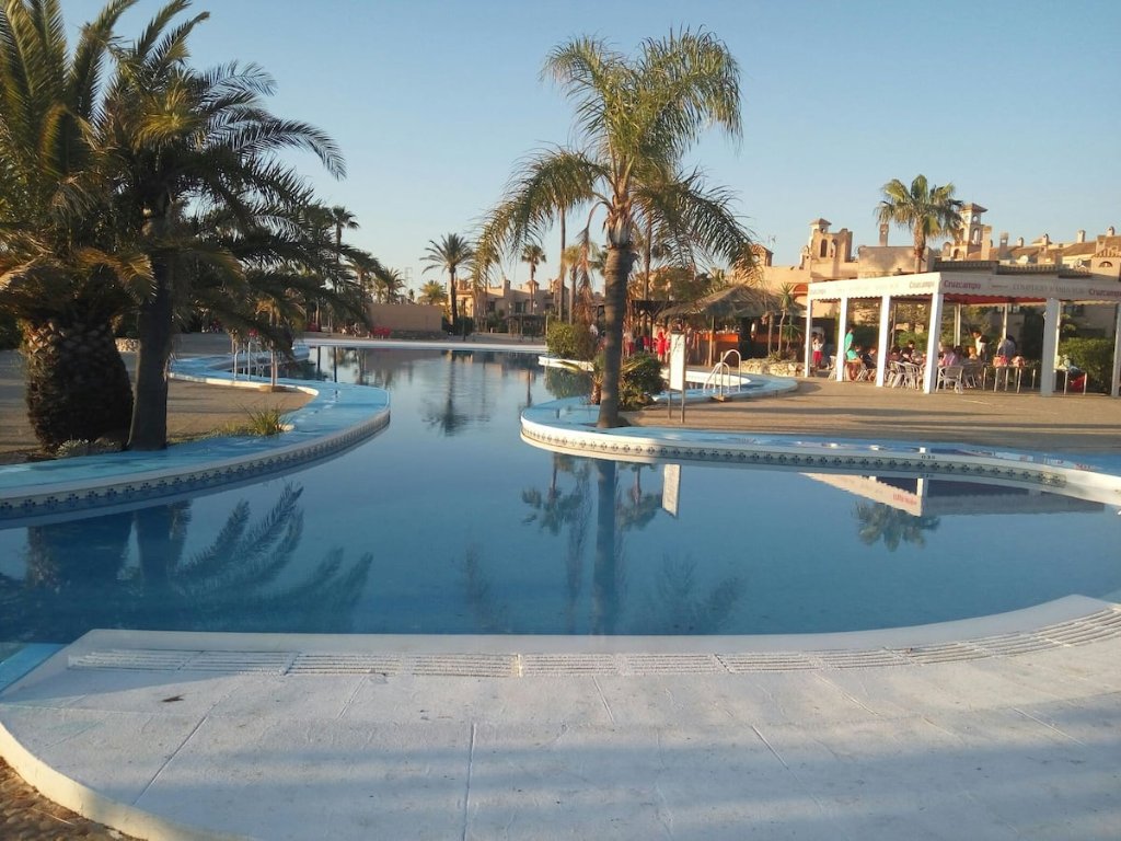 Piscina y chiringuito