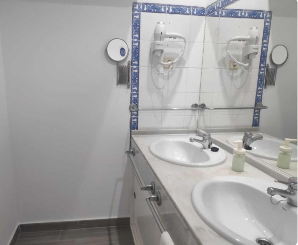 Baño con lavabo doble