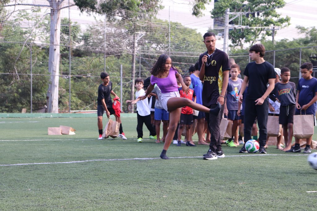 Voluntários distribuindo materiais esportivos
