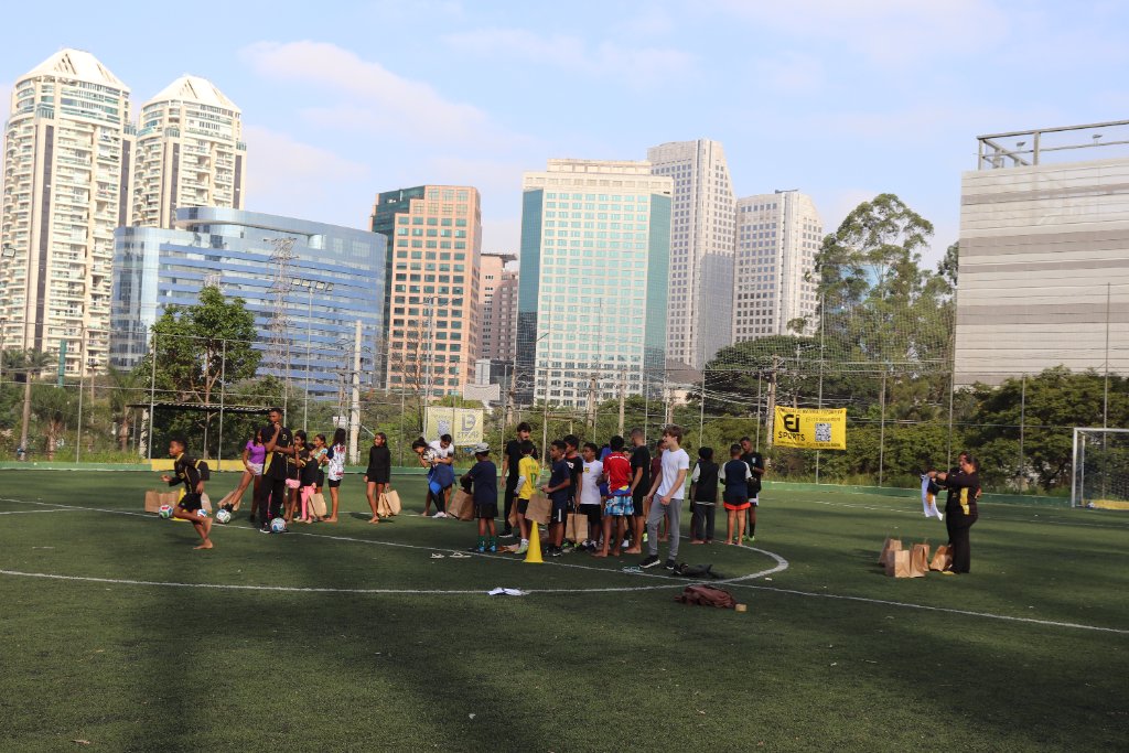 Crianças jogando futebol na comunidade